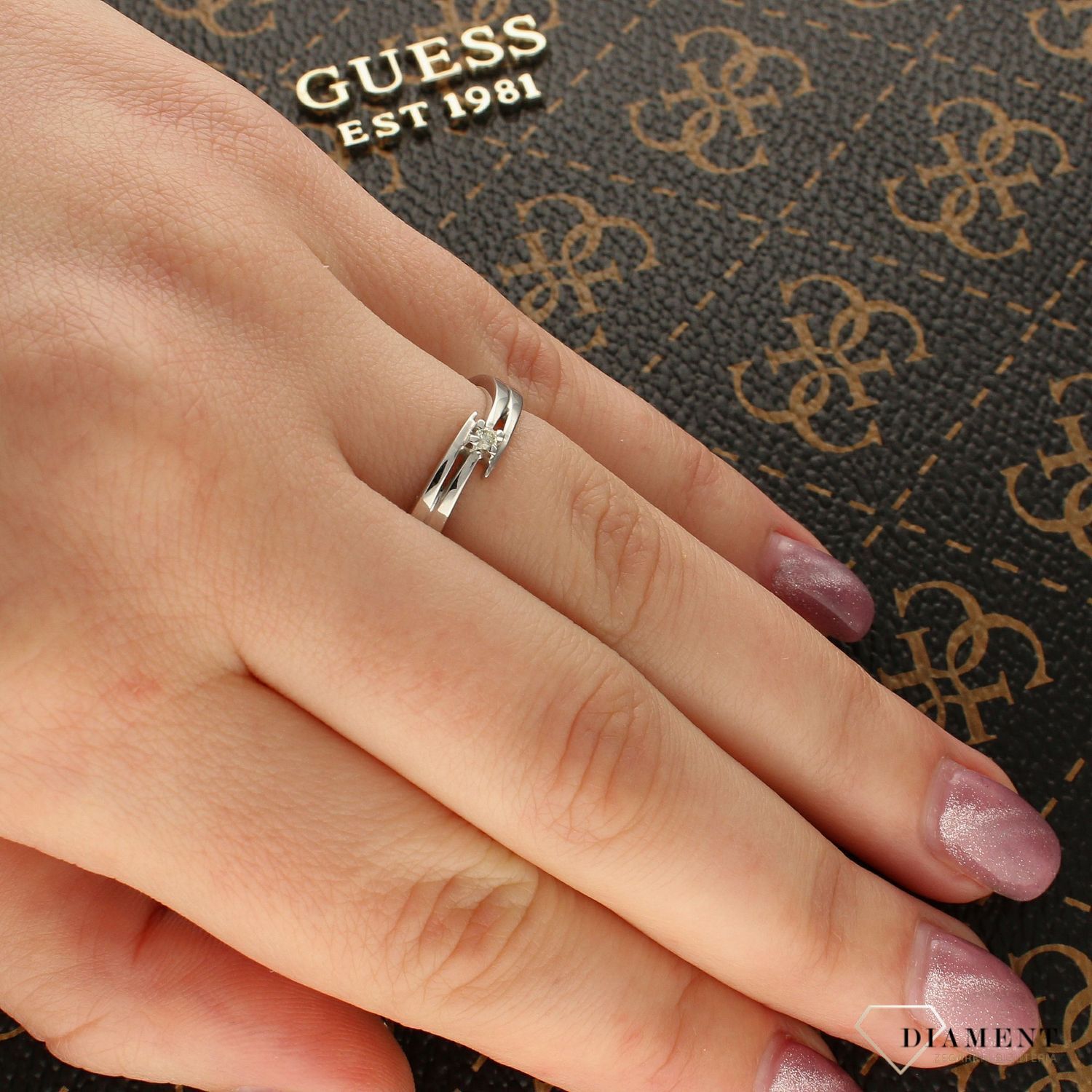 Elegancki pierścionek z białego złota próby 585 ozdobiony brylantem 0,03 ct, czystość SI1, barwa J. Certyfikat autentyczności. Idealny na prezent.1.jpg